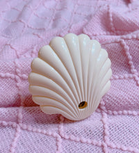 Load image into Gallery viewer, Clam Shell vintage plastic nightlight (USA plug) 1980s collectible
