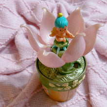 Load image into Gallery viewer, Fairy Winkels opening flower pot with 3 babies and a chair - 1993 - 7” tall
