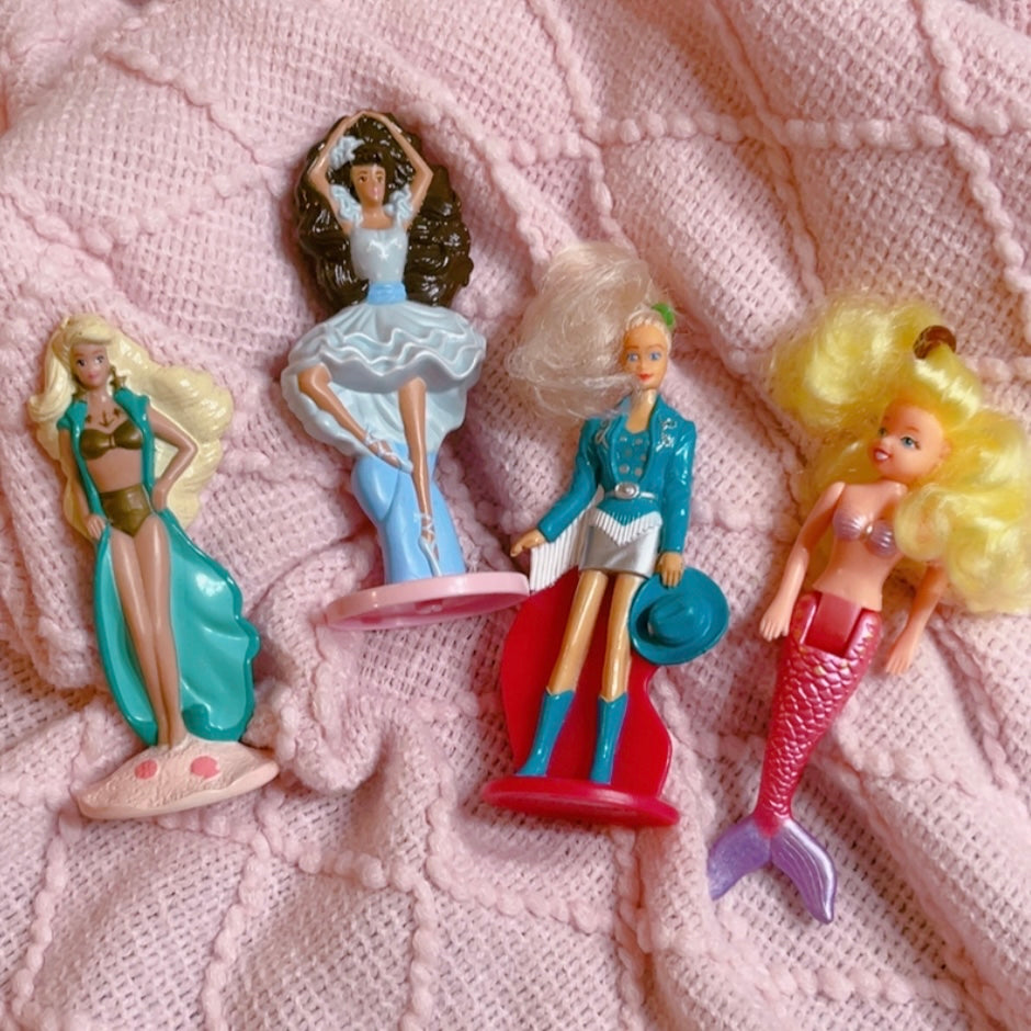 4 vintage toys - Barbies and mermaid