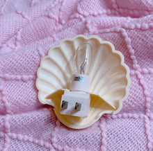 Load image into Gallery viewer, Clam Shell vintage plastic nightlight (USA plug) 1980s collectible
