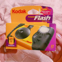 Load image into Gallery viewer, Kodak disposable camera with flash from 2006 - never used, new in box! 27 exposures, 800 MAX FILM (not a toy )
