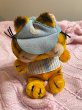 Load image into Gallery viewer, 1981 Garfield baseball plush toy - 8”
